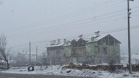 Yüksek bölgelere yine kar yağdı