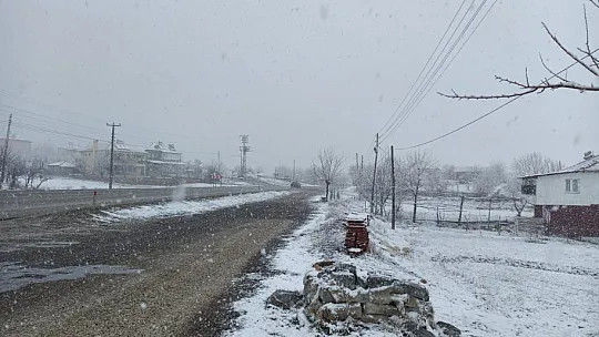 Yüksek bölgelere yine kar yağdı