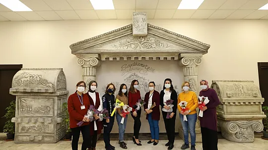 Kadınlar günü çiçeği Başkan Otgöz'den 