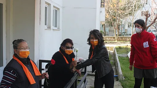 Türk Kızılayı kadınları unutmadı