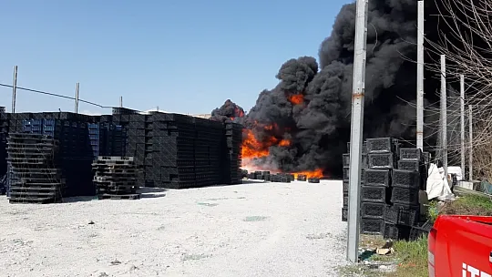 Seydikemer'de plastik kasa fabrikasında yangın paniği