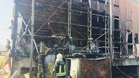 Seydikemer'de plastik kasa fabrikasında yangın paniği