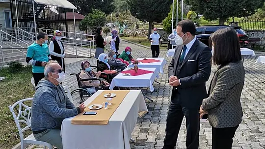 Kaymakam Fırat huzurevi sakinlerini ziyaret etti