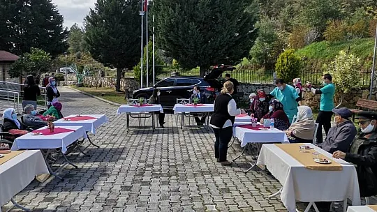 Kaymakam Fırat huzurevi sakinlerini ziyaret etti