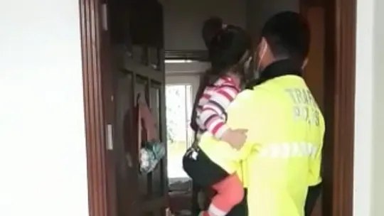 Kayıp bebeği trafik ekipleri ailesine ulaştırdı