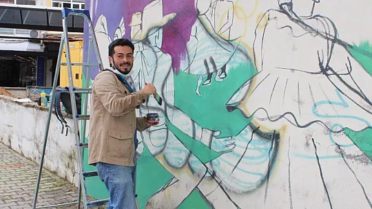 Kolombiyalı Ressam Fethiye sokaklarını süslüyor 
