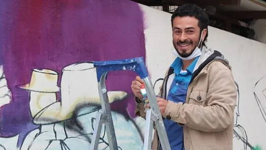 Kolombiyalı Ressam Fethiye sokaklarını süslüyor 