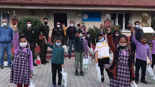 Orman Haftası dolayısıyla öğrencilere lavanta fidanı dağıtıldı 