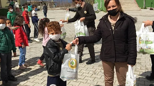 Orman Haftası dolayısıyla öğrencilere lavanta fidanı dağıtıldı 