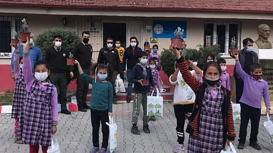 Orman Haftası dolayısıyla öğrencilere lavanta fidanı dağıtıldı 