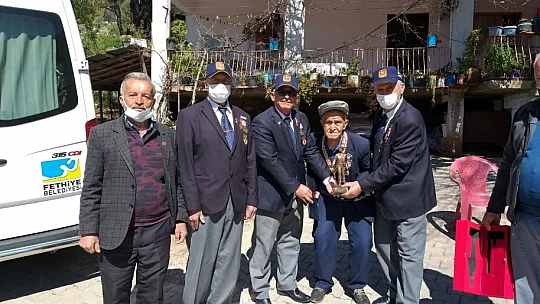 68 yıl sonra gelen madalya duygusal anlar yaşattı 