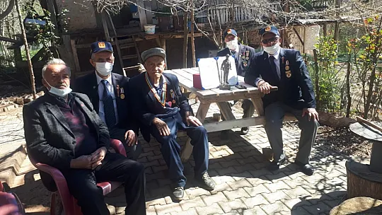 68 yıl sonra gelen madalya duygusal anlar yaşattı 