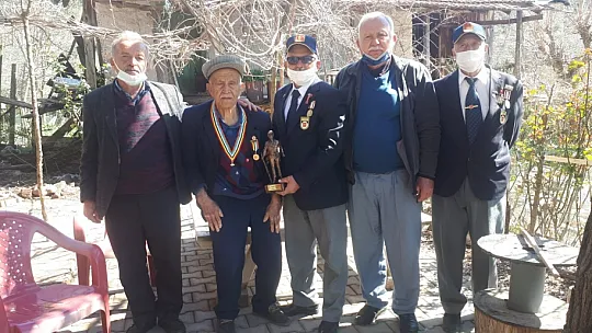 68 yıl sonra gelen madalya duygusal anlar yaşattı 