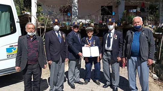 68 yıl sonra gelen madalya duygusal anlar yaşattı 