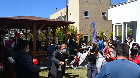Yardımsever kaptandan engelli öğrencilere forma 