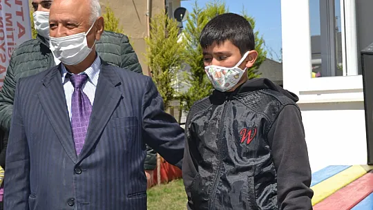 Yardımsever kaptandan engelli öğrencilere forma 