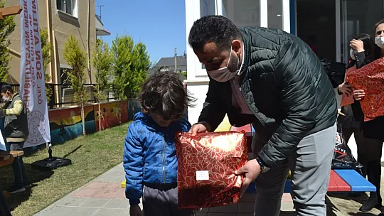 Yardımsever kaptandan engelli öğrencilere forma 