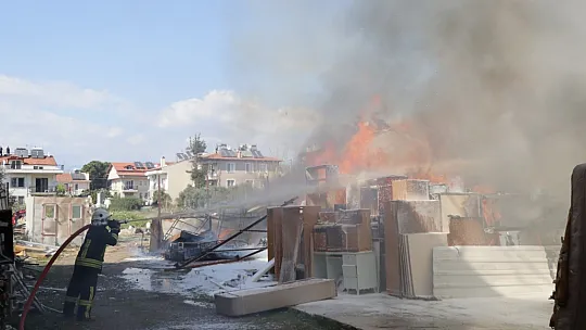 Fethiye'de ikinci el eşya mağazasının deposunda yangın çıktı