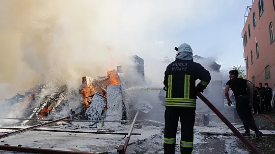 Fethiye'de ikinci el eşya mağazasının deposunda yangın çıktı