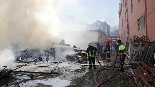Fethiye'de ikinci el eşya mağazasının deposunda yangın çıktı