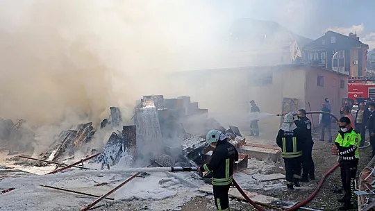 Fethiye'de ikinci el eşya mağazasının deposunda yangın çıktı