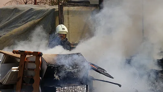 Fethiye'de ikinci el eşya mağazasının deposunda yangın çıktı