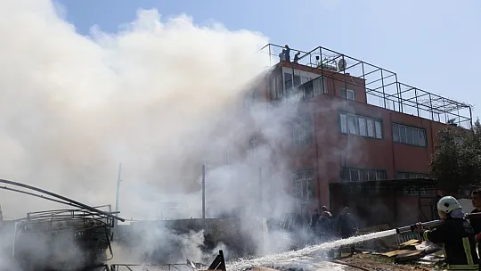 Fethiye'de ikinci el eşya mağazasının deposunda yangın çıktı