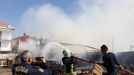 Fethiye'de ikinci el eşya mağazasının deposunda yangın çıktı