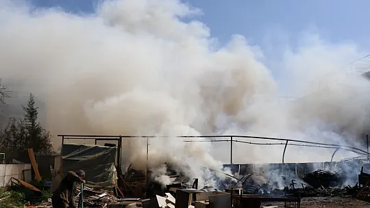 Fethiye'de ikinci el eşya mağazasının deposunda yangın çıktı