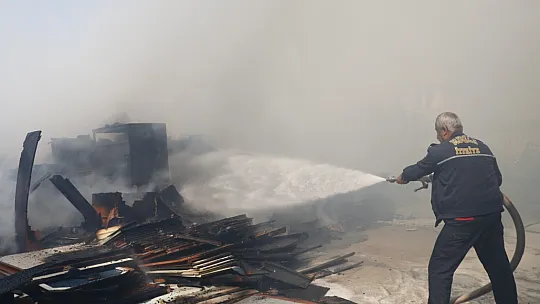 Fethiye'de ikinci el eşya mağazasının deposunda yangın çıktı