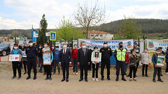 Başkan Otgöz, yaya şeridini kırmızıya boyadı