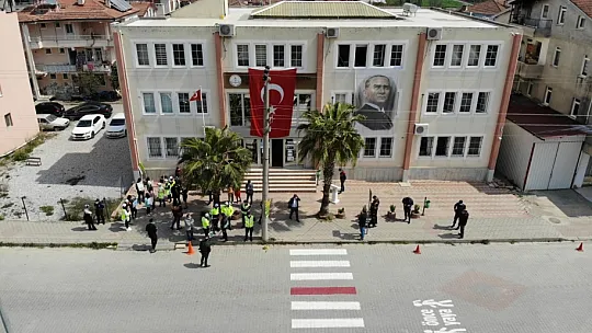 Başkan Otgöz, yaya şeridini kırmızıya boyadı