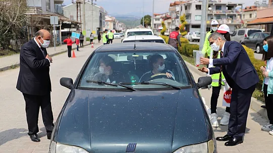 Başkan Otgöz, yaya şeridini kırmızıya boyadı