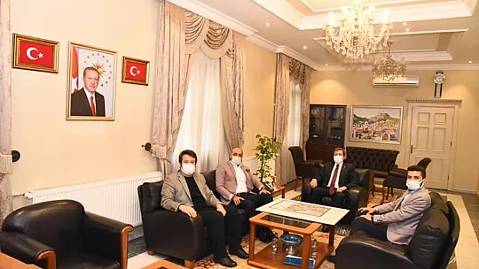 Vali Tavlı'ya, yörük göç yolları haritası hediye edildi