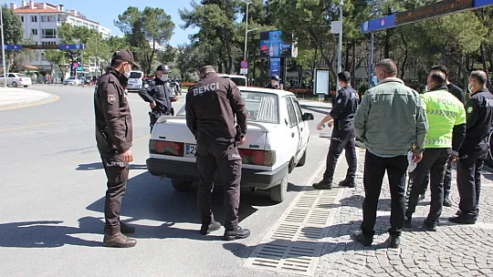 İşsiz vatandaş valilik önünde kendini bıçakladı