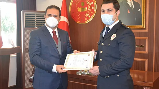 Kaymakam Fırat'tan polislere başarı belgesi