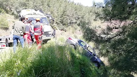 Uçurumda asılı kalan araç başarılı bir operasyonla kurtarıldı 