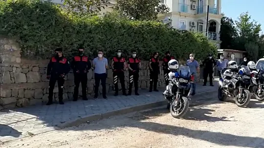 Fethiye'de polislerden 23 Nisan Konvoyu
