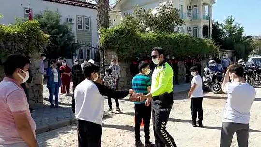 Fethiye'de polislerden 23 Nisan Konvoyu