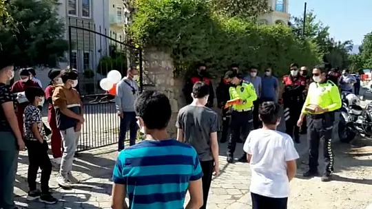 Fethiye'de polislerden 23 Nisan Konvoyu