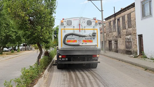 Seydikemer'de cadde ve sokaklar temizleniyor 