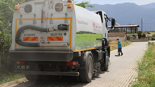Seydikemer'de cadde ve sokaklar temizleniyor 