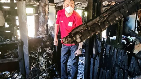 Evi yanan aileye Kızılay'dan yardım eli