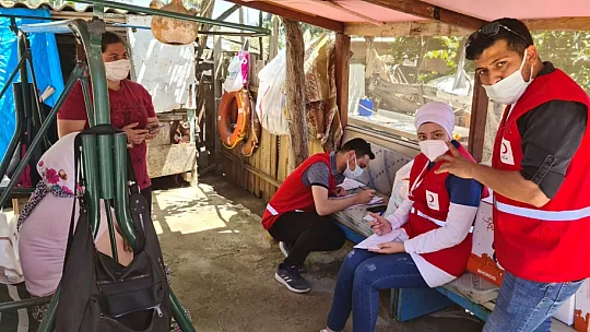 Evi yanan aileye Kızılay'dan yardım eli