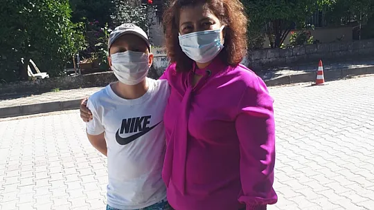 Muhtar Taşar'dan minikleri sevindiren bayram