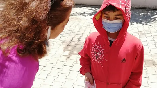 Muhtar Taşar'dan minikleri sevindiren bayram