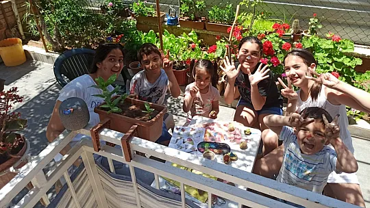 Muhtar Taşar'dan minikleri sevindiren bayram