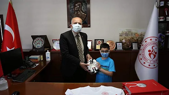 Online yarışmalarda dereceye giren öğrenciler ödüllerini aldı