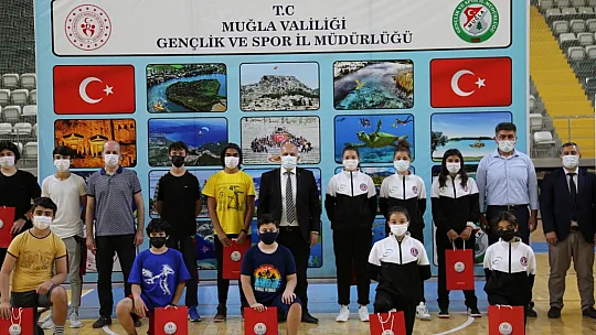 Dereceye giren sporcular ödüllerini aldılar