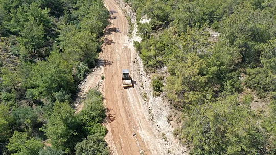 Seydikemer Belediyesi stabilize yol çalışmasına devam ediyor